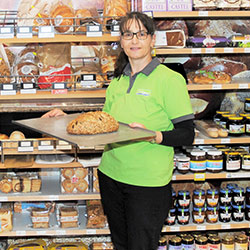 Sonja Ledermann beim Brot